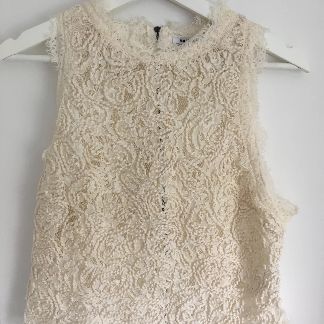 Vit Broderad Spetstopp