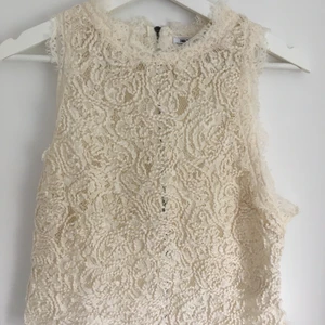 Vit Broderad Spetstopp - säljer nu en vit broderad Spetstopp från Zara som är i storlek L, men är mer som en S på. är dessutom helt oanvänd. köpt för 200 kr.  ✨🥰