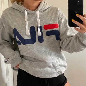 Fila hoodie - Grå fila hoodie, frakt 63 kr🤍🤍