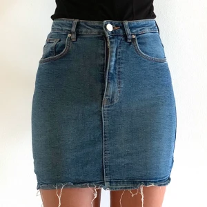 Kjol - Blå denimkjol från Zara i superfint skick.