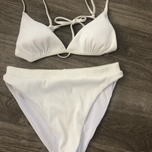 Bikini - Endast testad bikini från shein med högmidjade trosor. det är bra material och den är inte genomskinlig, det står att det är storlek L men det är som en M, om flera är intresserade blir det budgivning💗