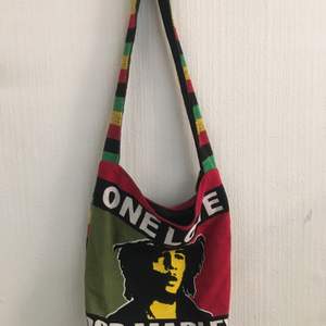 En snygg Bob Marley väska med låt titeln ”One Love”❤️. Säljer den för 30kr! Kan lämnas ut i Malmö annars tillkommer en fraktsumma!