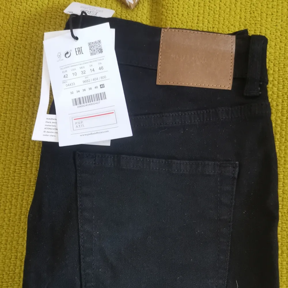 Oanvända svarta jeans från Pull & Bear. My pris 273 :- på Asos. Frakten tillkommer.. Jeans & Byxor.