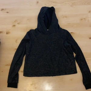 Skön tunn hoddie - Fint säljer för de används inte skriv vid intresse💫