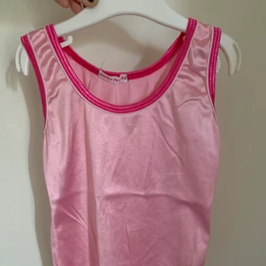 rosa linne - för litet för mig så kan inte visa på, men skulle förmodligen passa en xxs. Köparen står för frakten som ligger på 28kr. Kan även mötas upp i Stockholm vid köp över 100kr 🥰