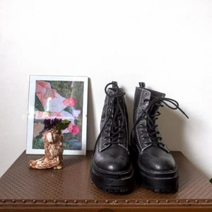 Chunky plattform boots / kängor Topshop  - Kängor från TopShop i svart skinn med snörning och fina kontursömmar i storlek 38. Tyvärr förstora för mig som är mellan 37-38, alltså lite stora i storleken. Endast använda ett fåtal gånger, fint skick. Köpta för originalpris 1000 kr.