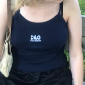 Vintage linne - Äkta dolce Gabbana linne (mammas gamla) i en fin marinblåfärg, väldigt skön nu till sommaren och perfekt till ett par jeans. Är lite för långt men brukar vika in det lite snyggt då!! Frakt blir 40 kr!