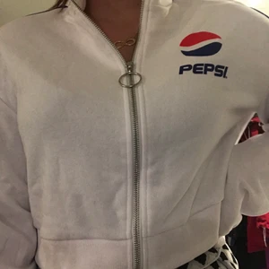 Långärmad tröja från hm strl M - På baksidan av denna tröja så är det en till pepsilogga fast på Japanska, hör av dig för bild på baksidan och för mer information.