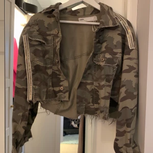 Militärjacka  - Fin militär jacka från zara, (gott skick) andvänt fåtal gånger. 