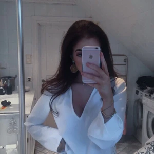 Zara Blus/Topp - Luftig vit topp/blus, utsvängda armar och knytning på båda sidorna, V ringad men inte för mycket, knappt använd💕 går alltid att diskutera priset! 