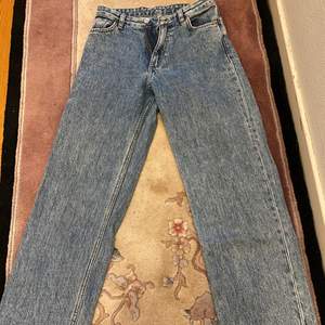 Säljer mina assnygga monki jeans för att de tyvärr har blivit försmå. De är i väldigt bra skick! Kan eventuellt mötas upp i Stockholm eller posta dem men köparen står för frakten!❤️