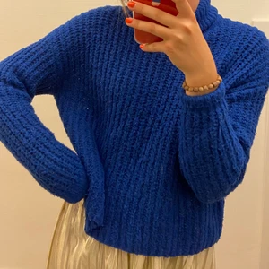 Stickad turtleneck - Supermysig och inte alls stickig turtleneck i storlek XS (passar även S)💓 Älskar modellen och den kornblåa färgen!! Superfin till en sommarkväll eller vintertid🤩