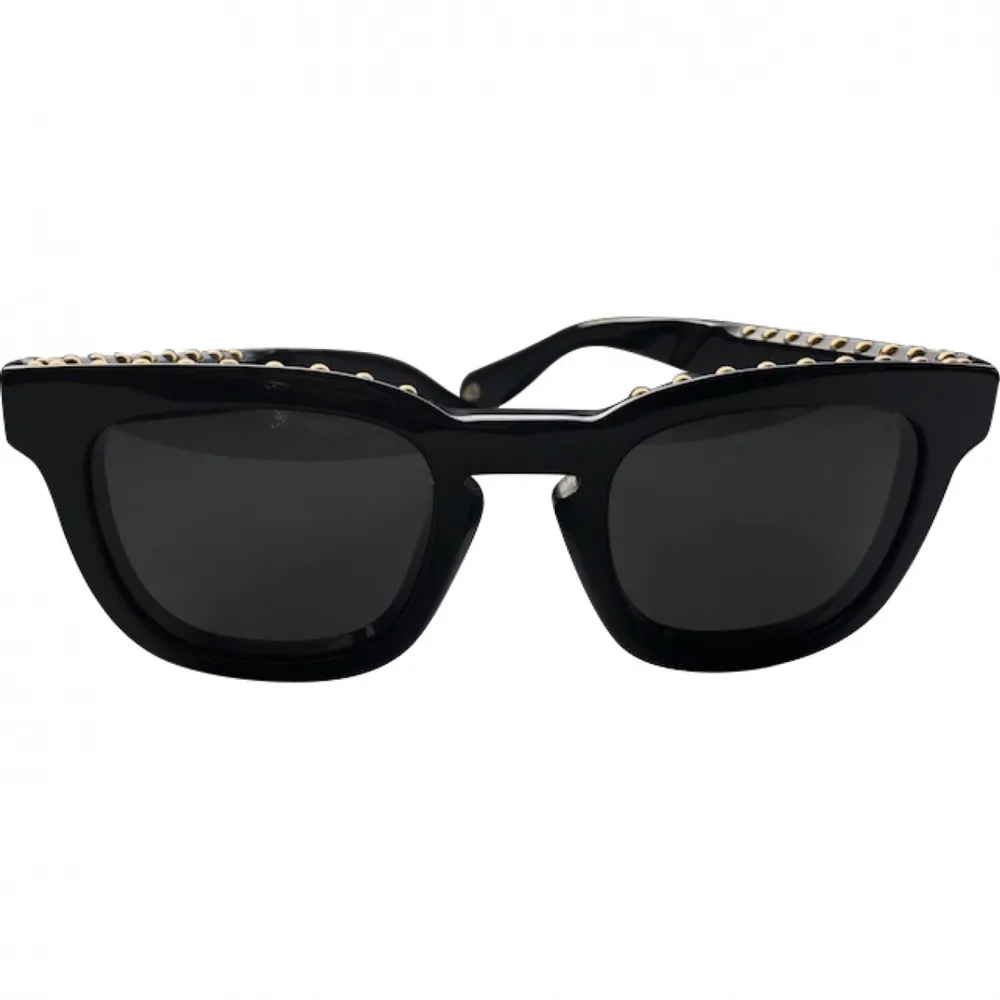 Unika Givenchy solglassögon med guld studs. Kommer med fodral, har ej kvar kvittot. Några små repor på glasen men ingen som tydligt syns. Kan diskutera pris vid snabb affär!. Accessoarer.