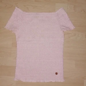 Jättefin topp💖 - En jättefin ribbad babyrosa tunika💖 såå himla fin och sitter så himla fint efter kroppen den är ganska tajt men den är jätte strechig och ass skön (skriv för fler bilder på passform osv)💖 Storlek 170 så passar en S💖