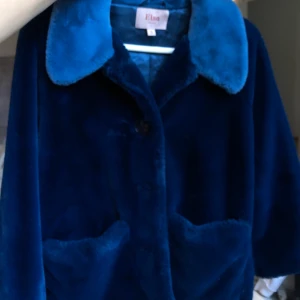 Blå pälsjacka  - Super mjuk, fluffig och varm pälsjacka från bikbok! Denna är från Elsa hos kollektionen, använd fåtal gånger och är i superbra skick! Skickas mot frakt eller mötas upp