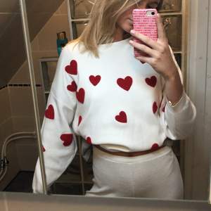 En så gossig tröja från Zara med hjärtan på. Urskön och aldrig använd! 