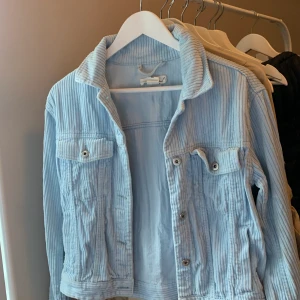 Ljusblåa tunn manchesterjacka - Säljer en sommarjacka som är knappt använd, inköpt på hm för 1 år sen ungf 💞 Jag har vanligtvis 34/36 och denna sitter fint oversized