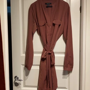 Skjortklänning i strl 42 - Lagom kort skjortklänning i strl 42 och bra skick. Köpare står för frakt. 