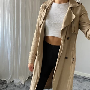 En tunn beige kappa  - En tunn beige kappa i storlek xs, min längd:170cm 