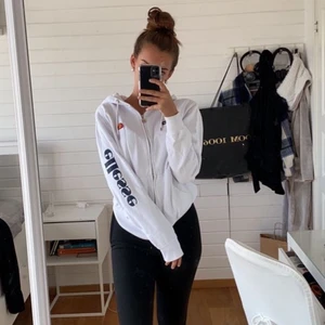 Ellesse hoodie  - Skit fin ellesse hoodie! Säljer pgr. Att jag inte får användning av den. Stor och mysig I storlek L. Frakt ingår inte ❤️ pris just nu: 350