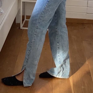PLT - Vida jeans från PLT, super fina i storlek 38 älskar dem men de satt lite för tajt runt rumpan så köpte nya ! Jag på bilden är 176 och dem går ner till marken ! 😍😍 frakt ingår inte ❤️