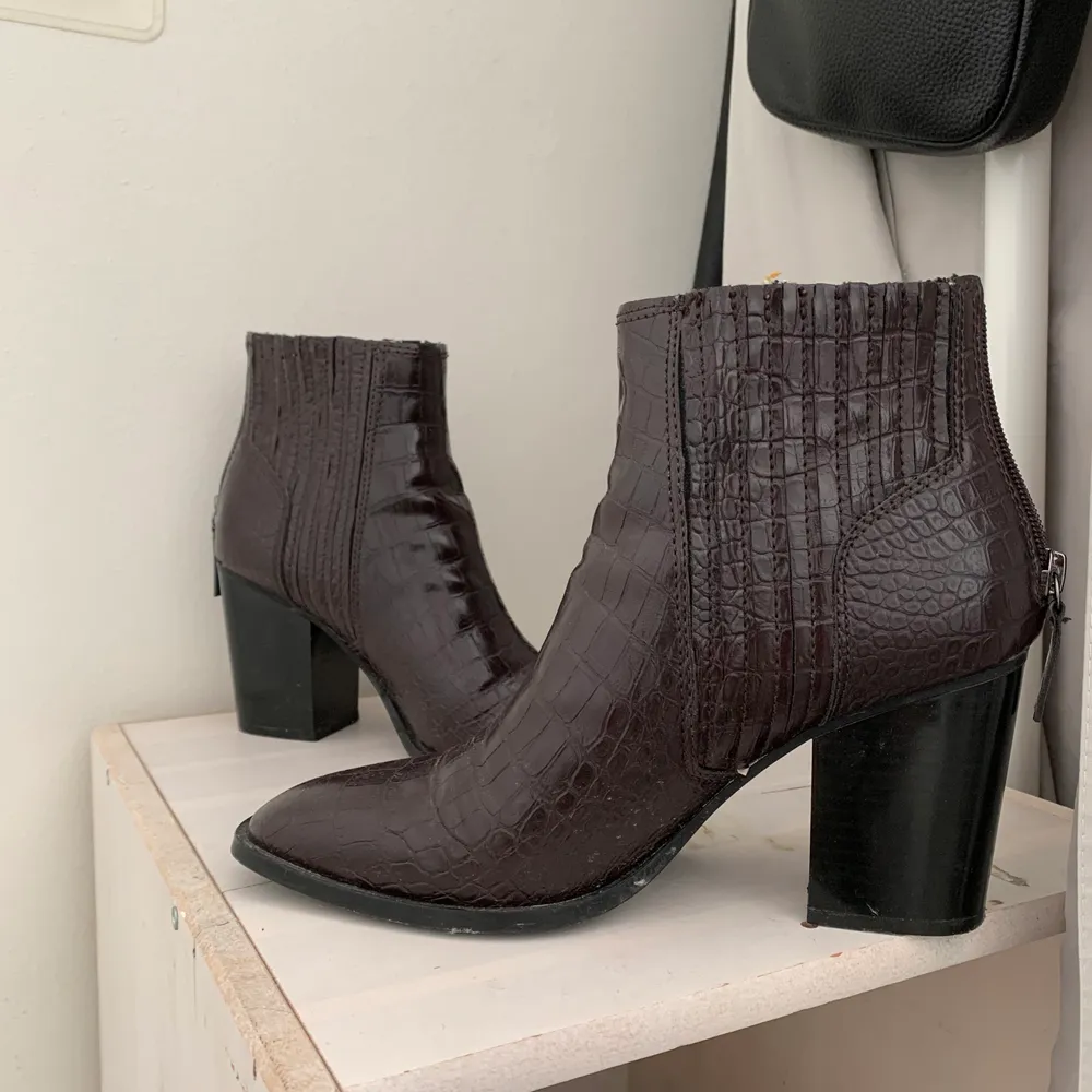 Ett par cowboy inspirerade boots från Zara. Kvaliten på skorna är sådär, däremot har de bara använts 2 gånger så skorna är i okej skick! Läs gärna min bio💕. Skor.