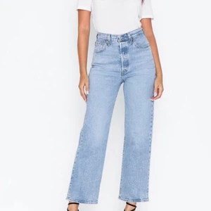 Levis jeans - Levis jeans i modellen ribcage straight. De är avklippta och ankellånga 