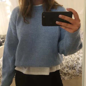 Stickad tröja från Chiquelle - Ljusblå supermysig tröja från Chiquelle i storlek one size men passar mej jättebra som vanligtvis har XS. Kan tänka mej att den passar XS-M. Använd 3-4 gånger. Frakt 44 kr tillkommer 