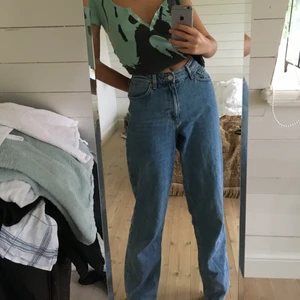 Moni jeans - Sparsamt använda monki jeans i modellen taiki! För stora för mig därutav att ja drar in de på första bilden, str 26 men skulle säga mer som 27!