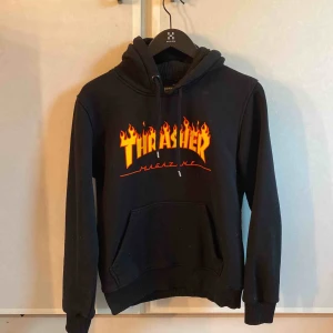  - En basic Thrasher hoodie i barnstorlek L vilket motsvarar typ S/M i vuxen storlek. Köparen står för frakt 