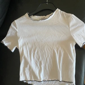 Vit tröja storlek M - Storleken står inte men jag skulle säga att den är en storlek M