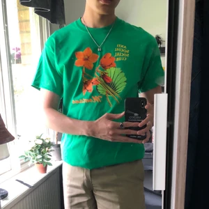 Anti Social Social Club grön Montana T-shirt - Grön Montana T-Shirt från ASSC Höst/Winter 2020 Collection 💚. 100% äkta, kom privat för kvittot. Kondition 10/10 helt ny. Size Medium och true to size, sitter bra på mig som är 184cm. Frakt behandlas av köparen 😇