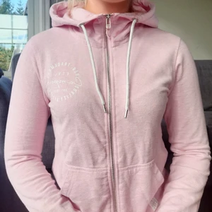 Ljusrosa kofta - Ljusrosa kofta med dragkedja och vita snören. Jätteskön. + frakt 