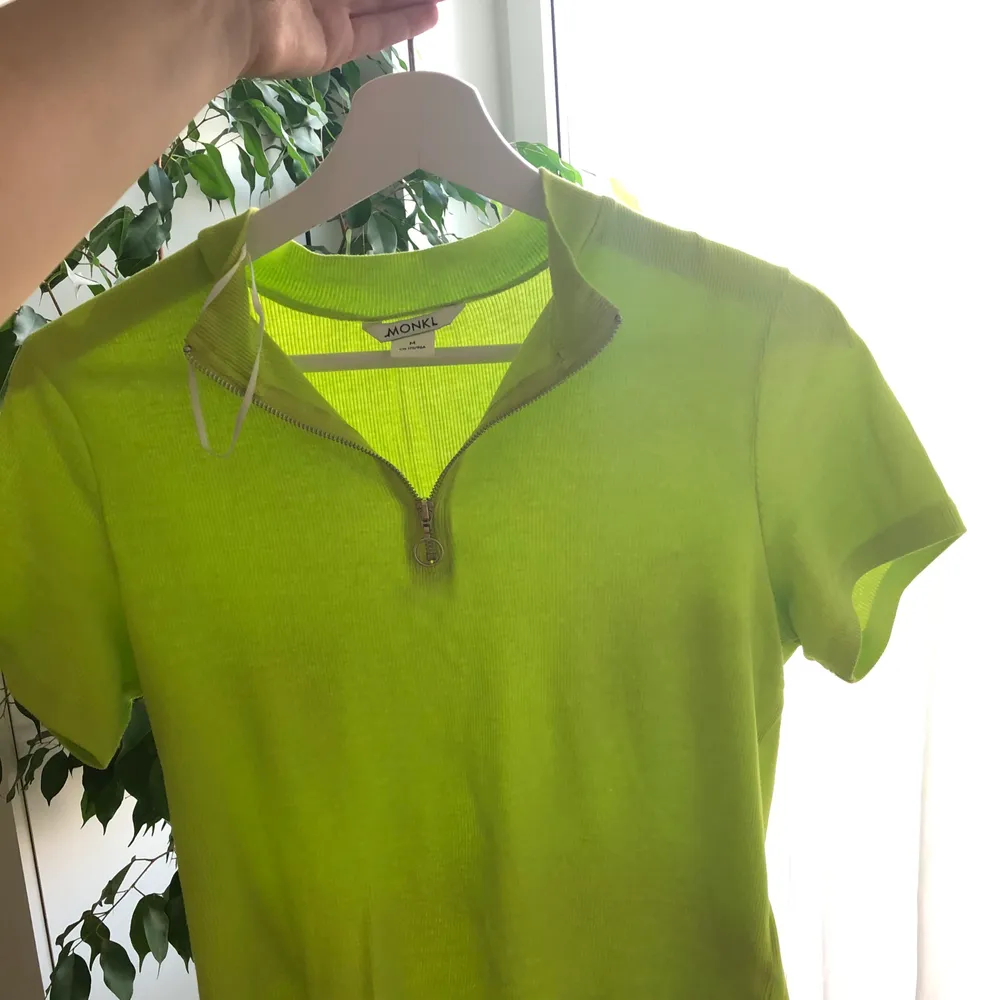 Grön tröja som jag knappt använt med dragkedja vid kragen. Köparen står för frakt!! ✨💜. Toppar.