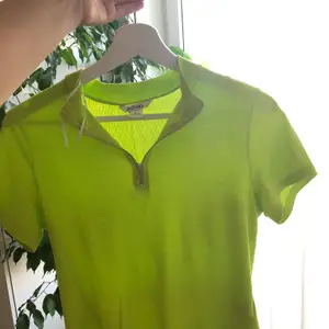 Grön tröja som jag knappt använt med dragkedja vid kragen. Köparen står för frakt!! ✨💜