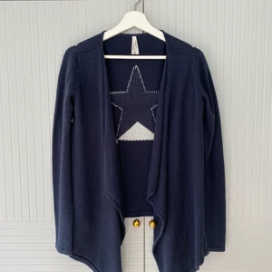 Mörkblå kofta med stjärna  - Säljer denna mysiga kofta. Perfekt när de börjar bli lite kallare. 😊 Köparen betalar frakt. 
