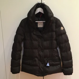  - Dunjacka från Moncler. Använd en halv säsong, har en liten fläck ovanför högra fickan, annars som ny! Nypris ca 6000 kr! Jag har storlek 36 och har strl L i denna jacka! 