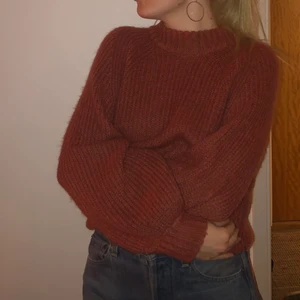 Stickad tröja Weekday - Rosa-aktig stickad tröja från weekday i strlk XS, men stor i storleken så passar även strlk M. Väldigt gosig! (Köparen står för frakt) 💖🕊