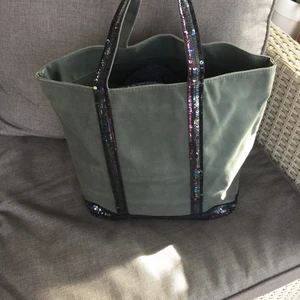 Äkta Vanessa Bruno bag - Äkta Vanessa Bruno i mörkgrön tjock canvas tyg i topp skick, priset är inkl frakt:) 