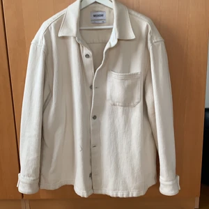 Weekday overshirt - Snygg overshirt från weekday i tungt o skönt material.  Väldigt bra skick då den endast är använd en gång! 