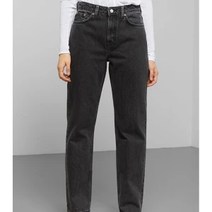 WEEKDAY JEANS VOYAGE - Säljer mina WEEKDAY jeans (modellen voyage) i svart lite urtvättad färg, knappt använda så i mycket fint skick. Bra längd för mig som är 172cm lång men passar även för kortare