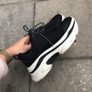 Chunky sneakers storlek 39 - Sneakers från stradivarius storlek 39. Knappt använda, väldigt fint skick. Frakt 95 kr tillkommer.
