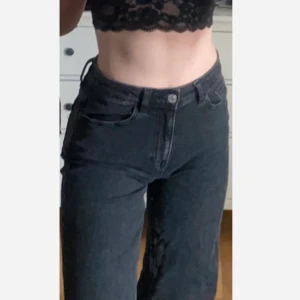 Gråa Jeans från H&M - Säljer dessa byxor pga att den är för korta för mig då jag är 180 ungefär. Dom sitter bra i midjan och där bak. Dem är i storlek S. Om de är fler som vill köpa så budar man från 200kr och uppåt☺️(Ordinarepris var 350kr)Ledande bud är 260kr. Skickar paketet imon (fredag 18 sep) så buda om du vill ha dom