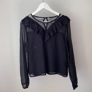 Blus💕 - En svart blus med volang är en barn storlek men skulle nog säga att den är en s/xs. Köparen står för frakten💕👍buda gärna. ❤️