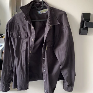 Jeansjacka storlek s - Jeansjacka storlek s. Färgen är gråsvart. Från märket underground. Säljer pga för liten. 
