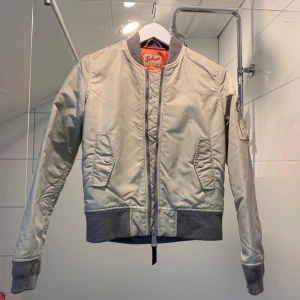 Bomberjacka - Sprillans ny, använd vid ett tillfälle. Precis i nyskick. Orginalpriset är 2200 kr. 