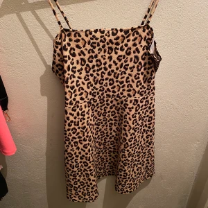 Klänning  - Använd fåtal gånger i fint skick. 