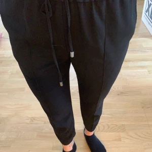 Zara kostymbyxor - Byxor som är supersköna och passa till allt. Väl använda men men ser nya ut. En snygg detalj är sömmen på båda benen framtill✨