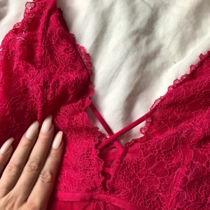 Superfin rosa spetsbody - Säljer denna superfina rosa spetsbody ✨ Jag är lite osäker på storlek då jag tyvärr en gång i tiden klippte bort lappen där det stod, men tror att den är i storlek S om jag inte minns fel 😅 kontakta mig vid fler frågor! 