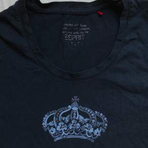 jättecool T-shirt med en krona med rhinestones! Perfekt skick, köpt second hand men den är från esprit:3 säljer för 75kr, plus frakt